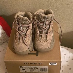 Hey! I am selling toddler yeezy boots size 6.. Only worn once! Very stylish